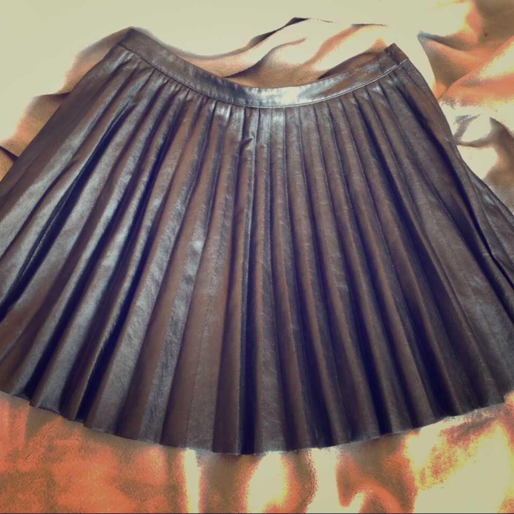 Accordion faux leather skirt - size 4